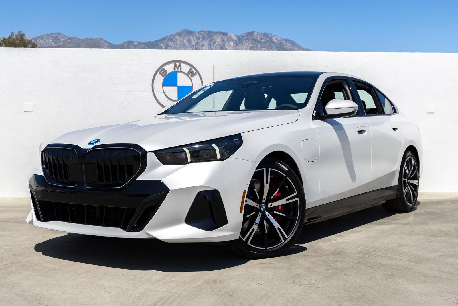 2027 BMW 550e Base