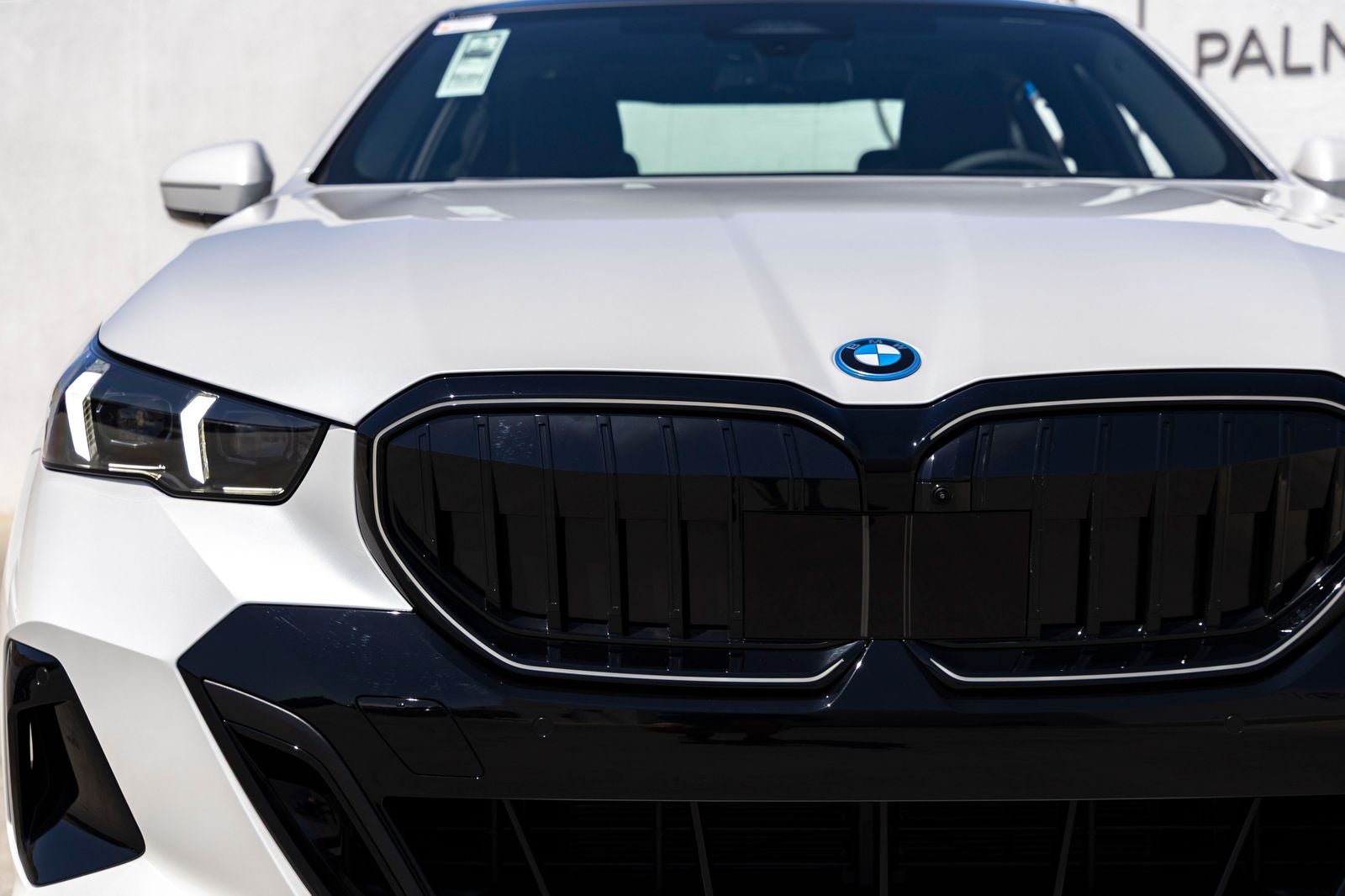 2027 BMW 550e Base