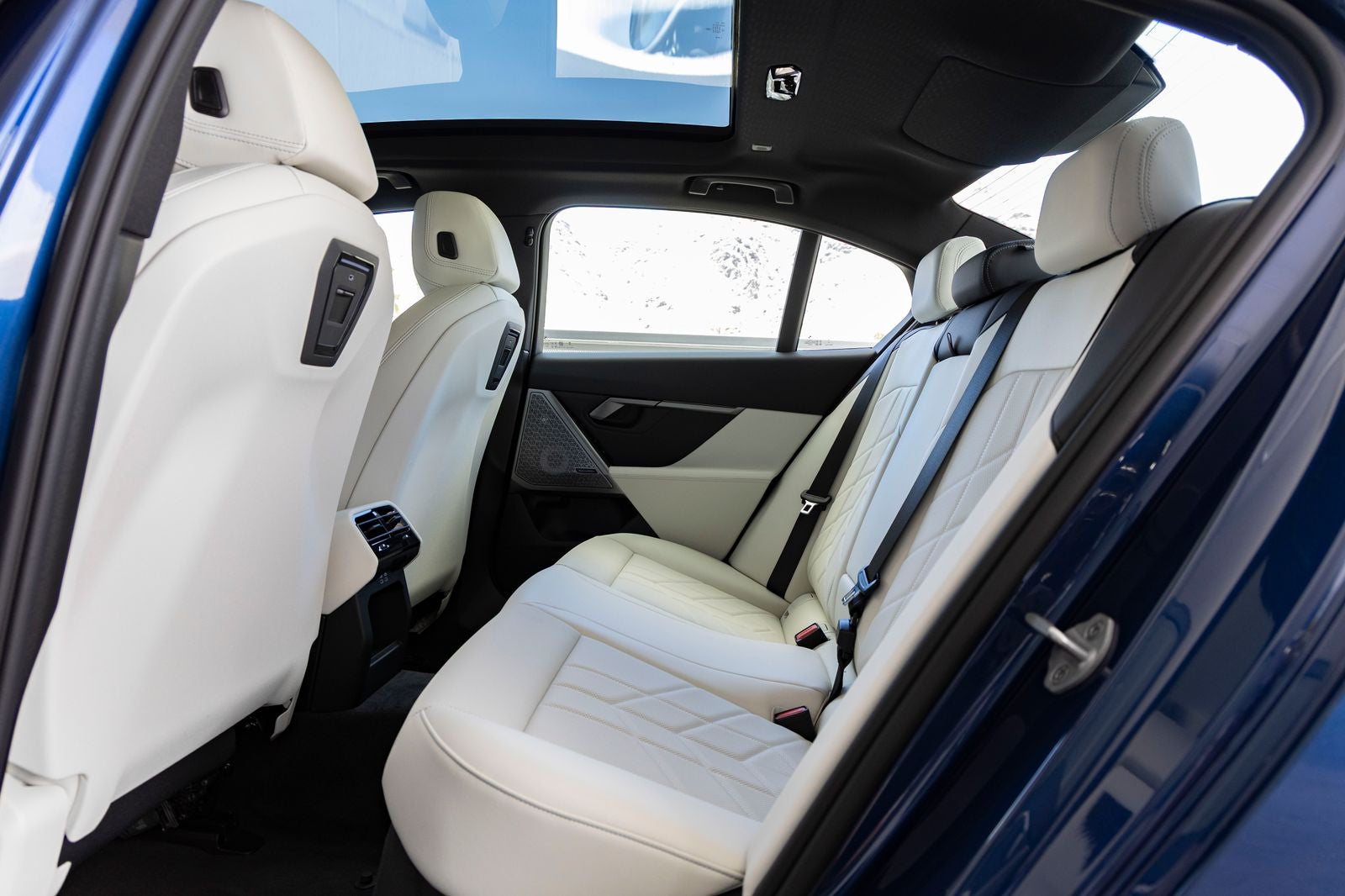 2027 BMW 550e 550e xDrive