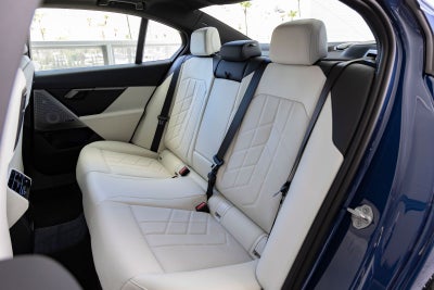 2027 BMW 550e 550e xDrive