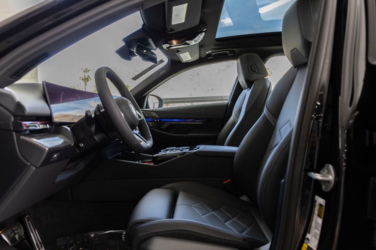 2027 BMW 550e Base