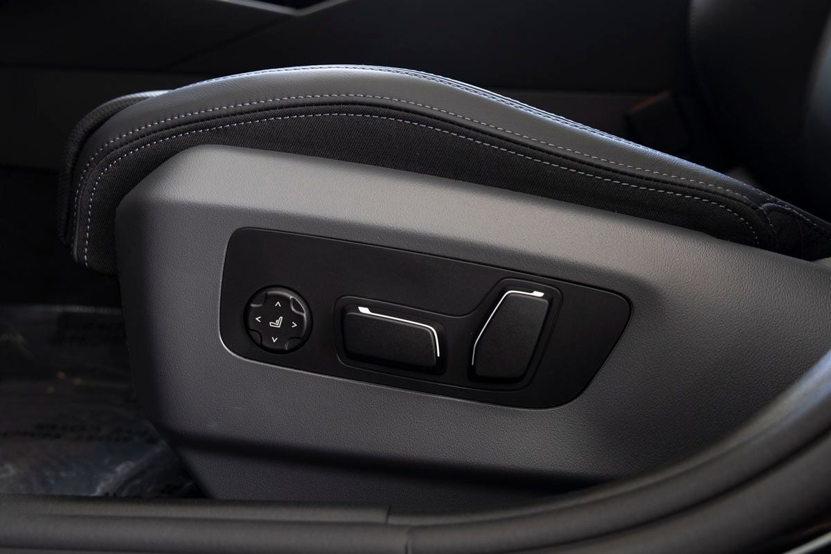 2027 BMW 550e Base