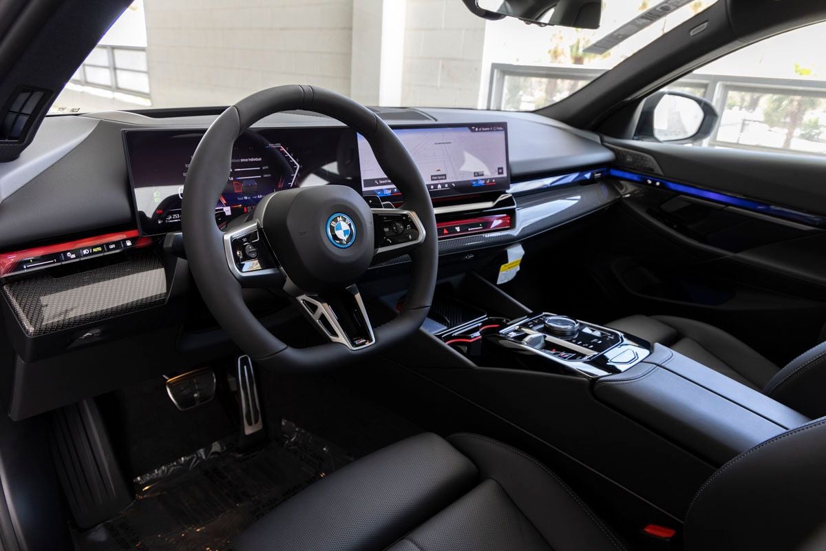 2027 BMW 550e Base