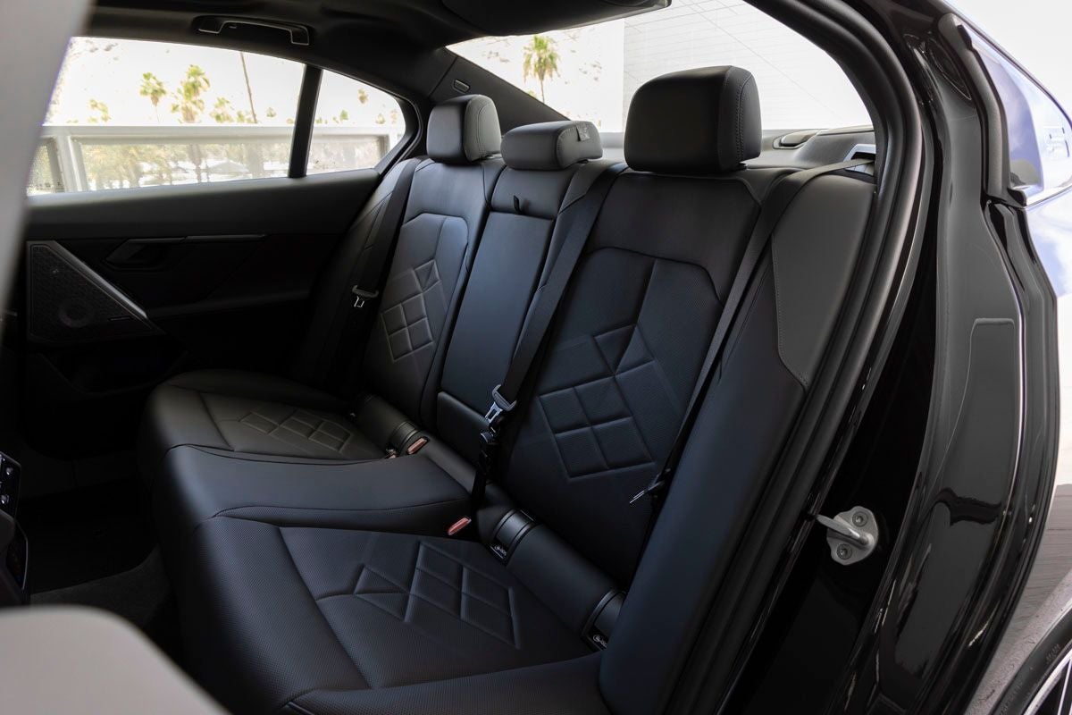 2027 BMW 550e Base