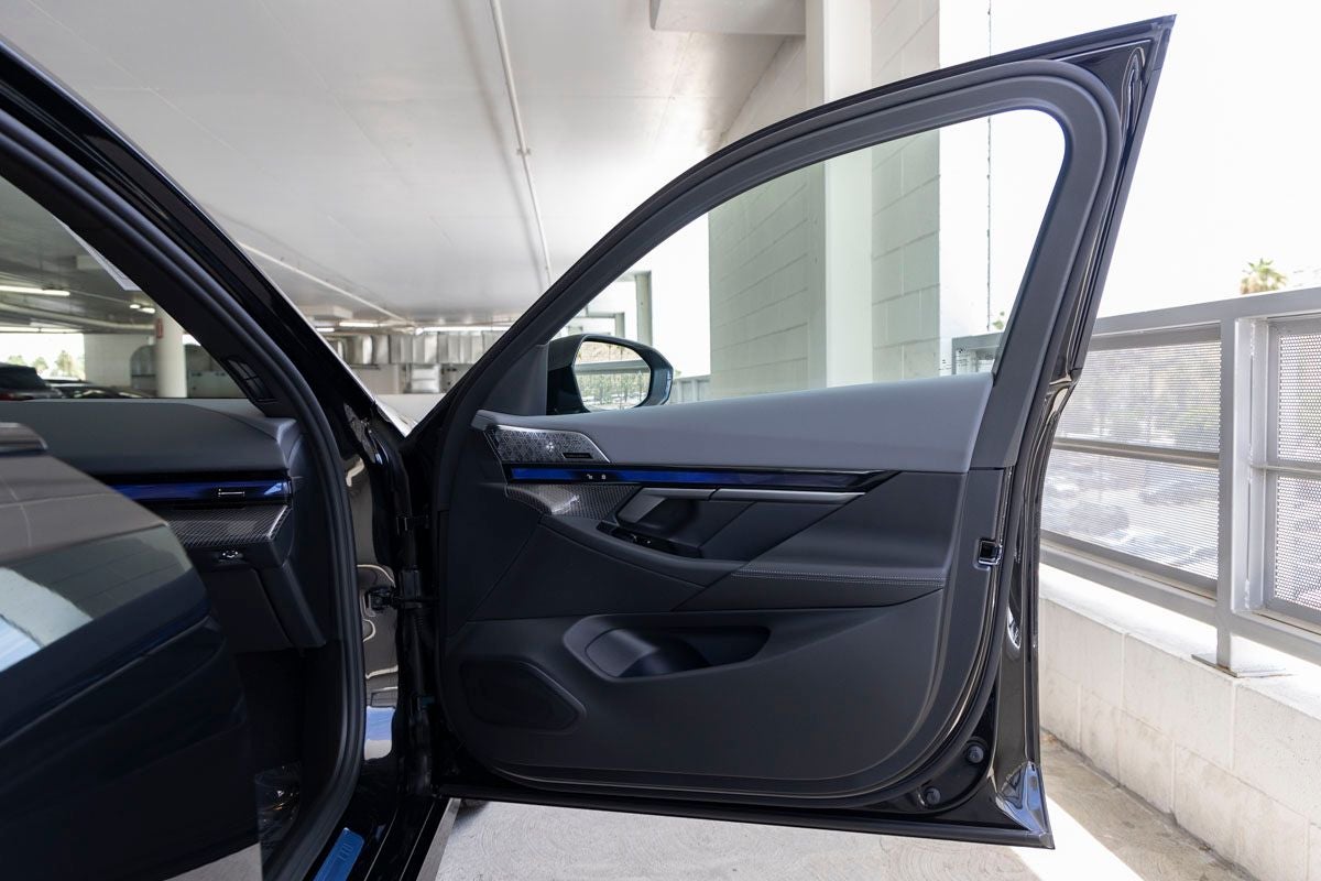 2027 BMW 550e Base