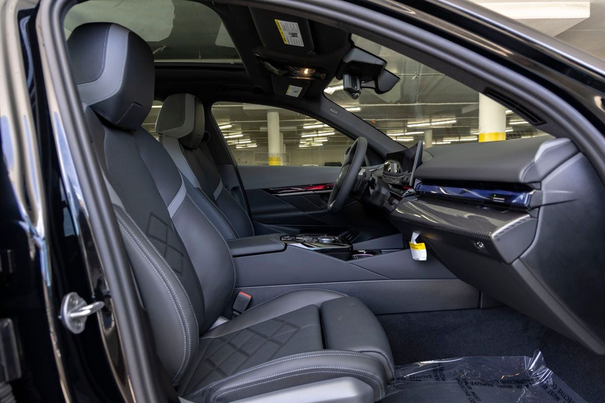 2027 BMW 550e Base
