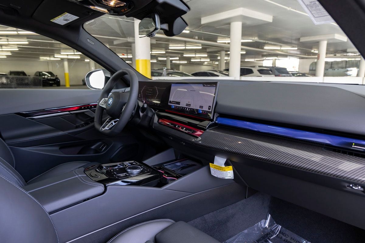 2027 BMW 550e Base