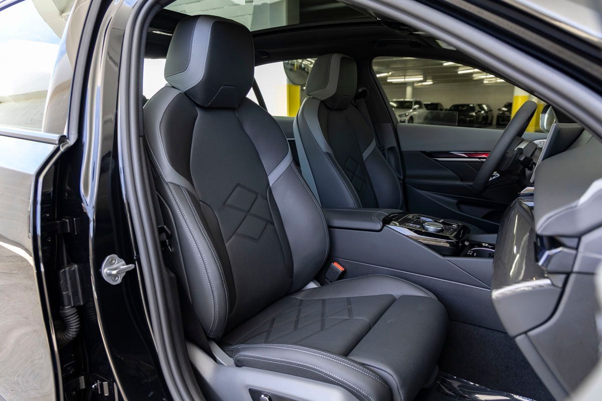 2027 BMW 550e Base