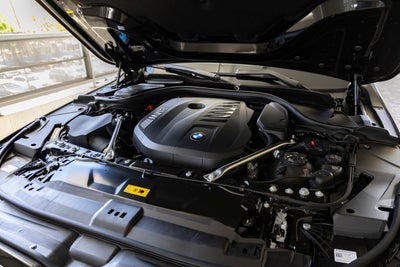 2027 BMW 550e Base