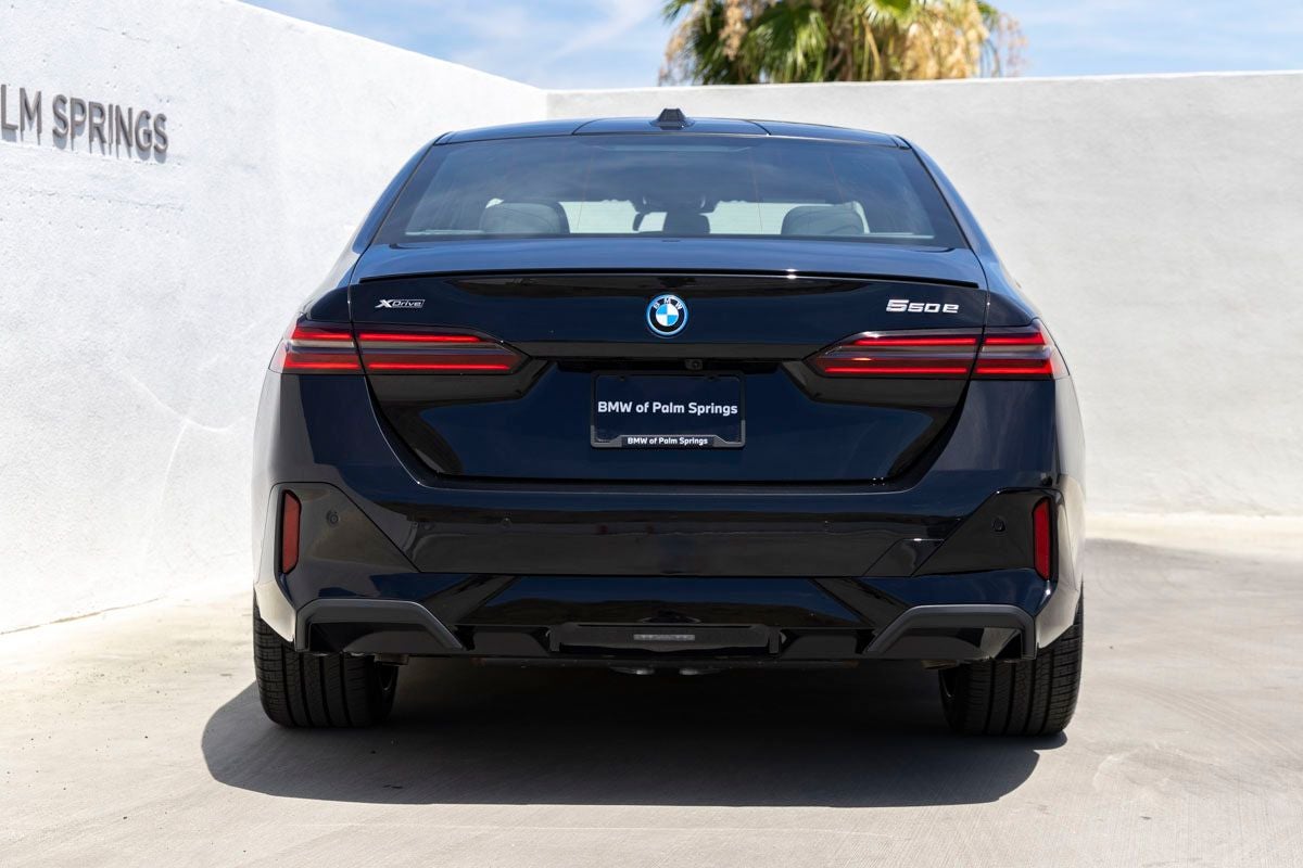 2027 BMW 550e Base