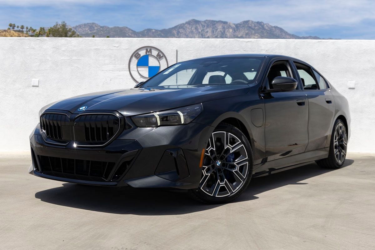 2027 BMW 550e Base