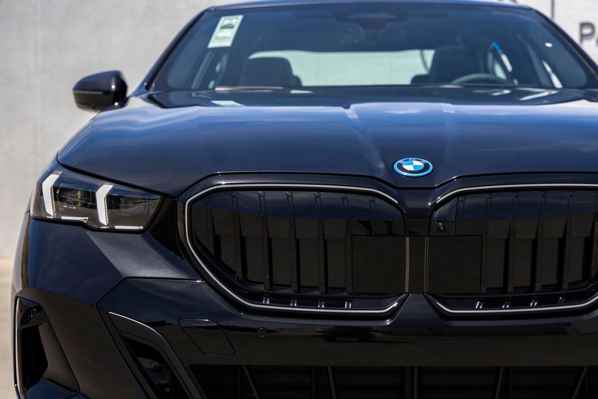 2027 BMW 550e Base