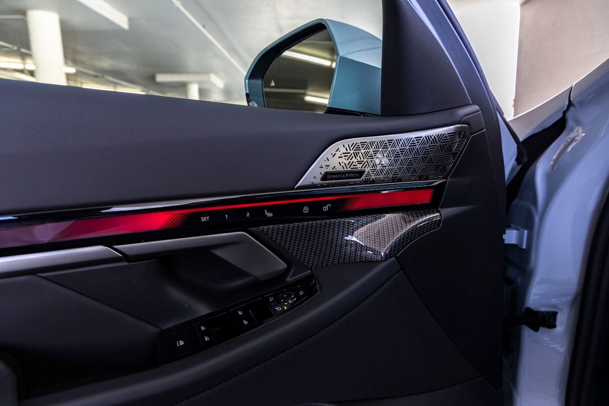 2027 BMW 550e Base