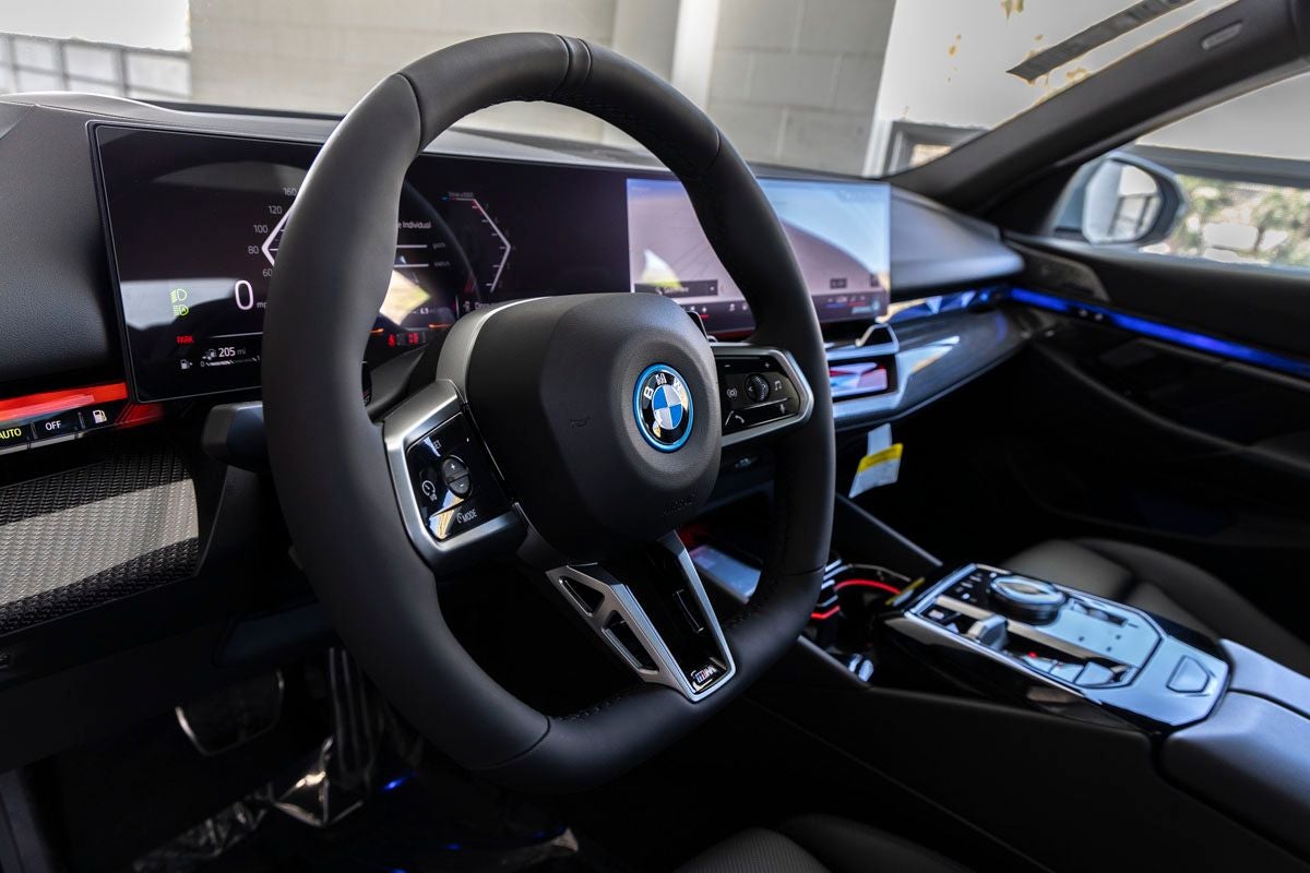 2027 BMW 550e Base