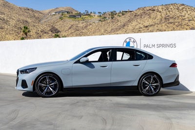 2027 BMW 550e Base