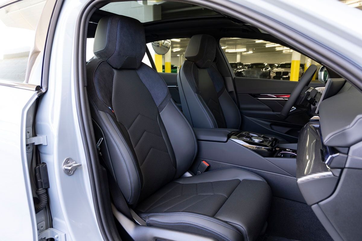2027 BMW 550e Base
