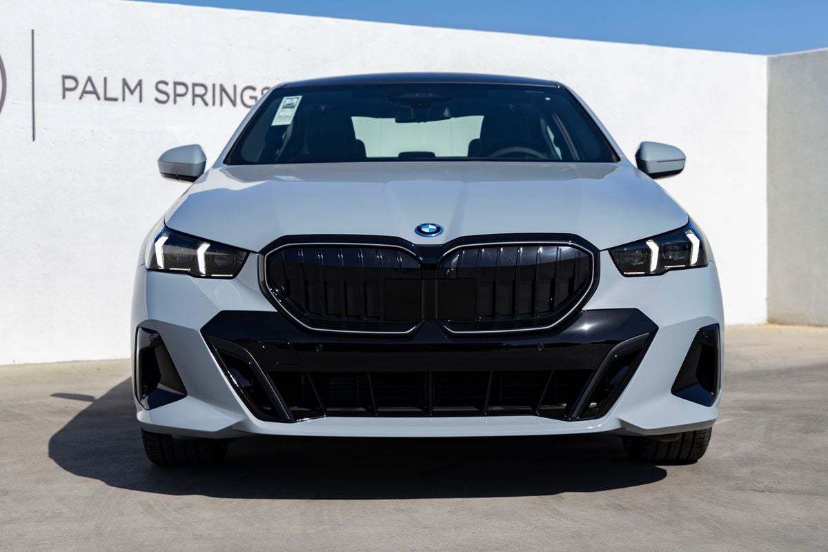 2027 BMW 550e Base