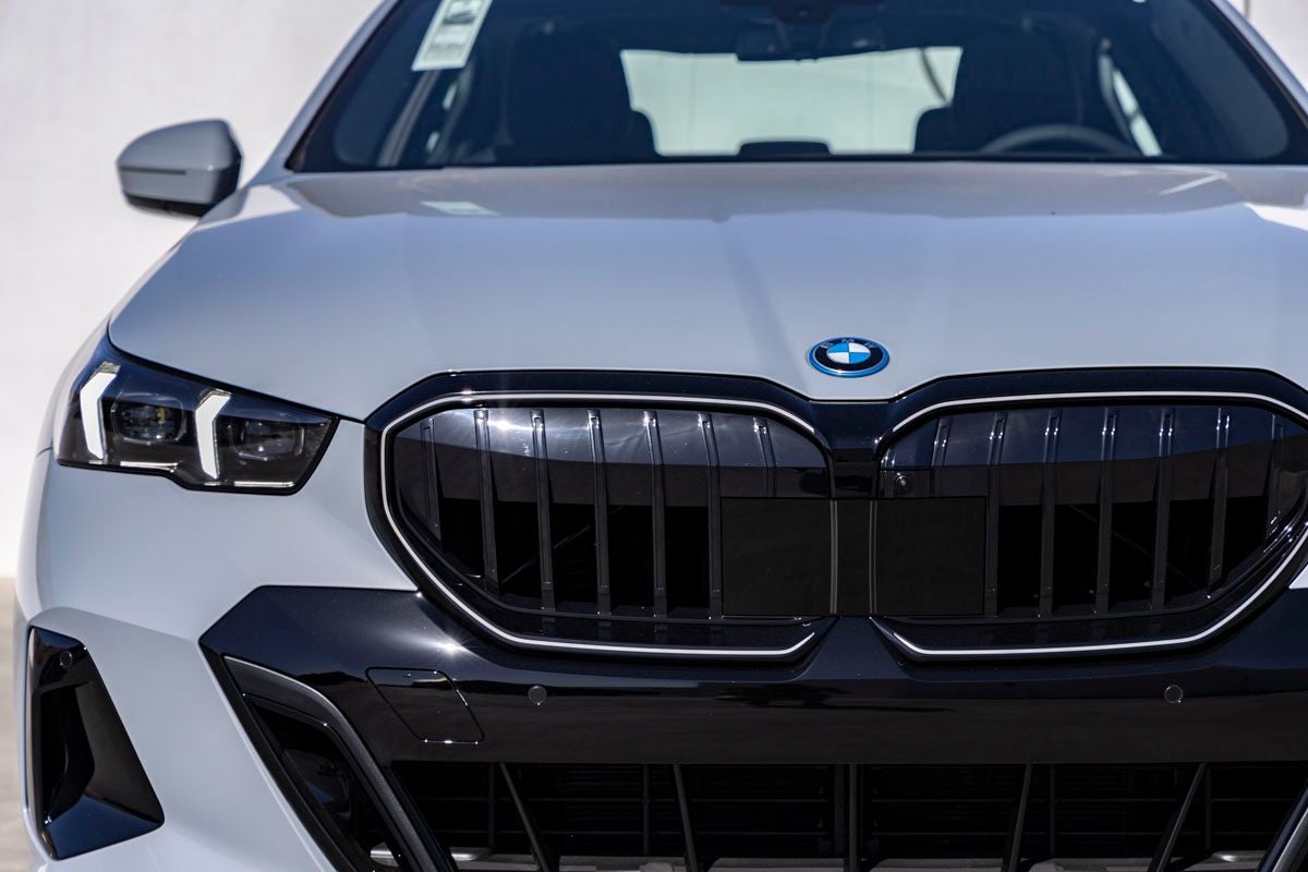 2027 BMW 550e Base