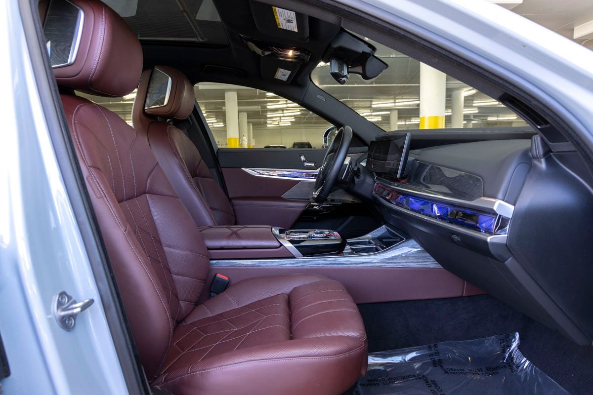 2023 BMW 740i 740i