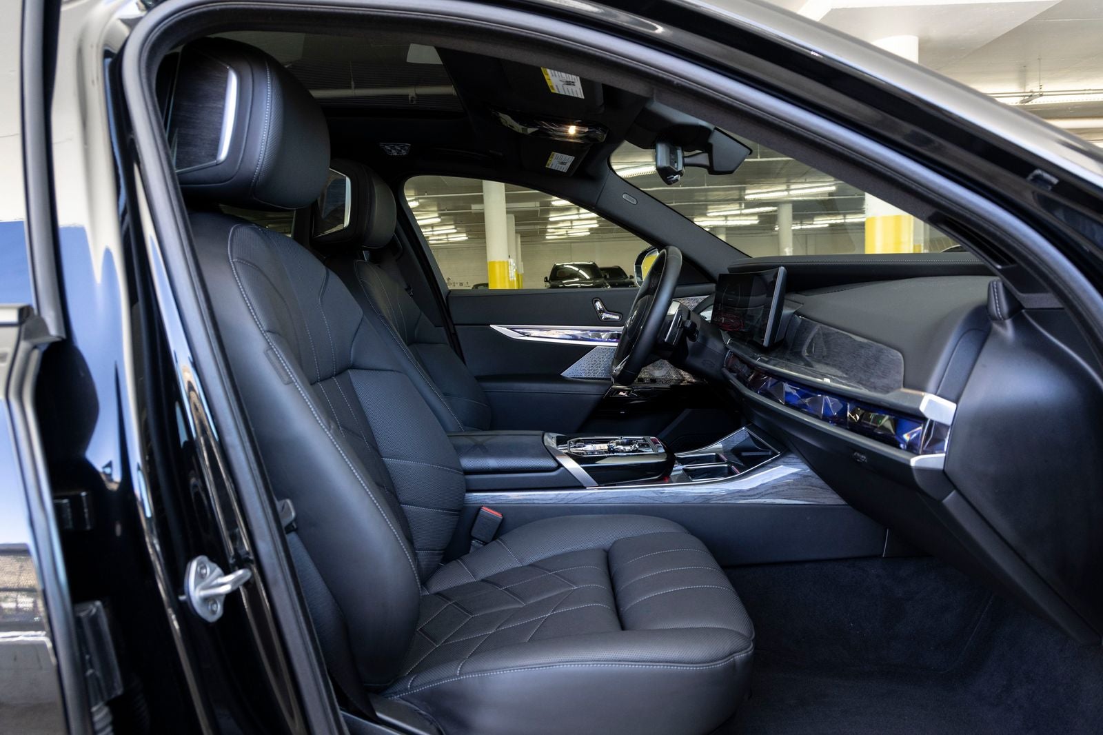 2025 BMW 740i 740i