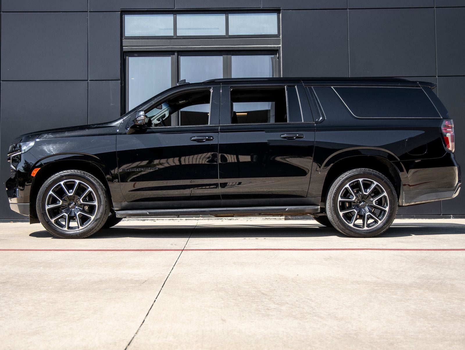 2023 Chevrolet Suburban RST