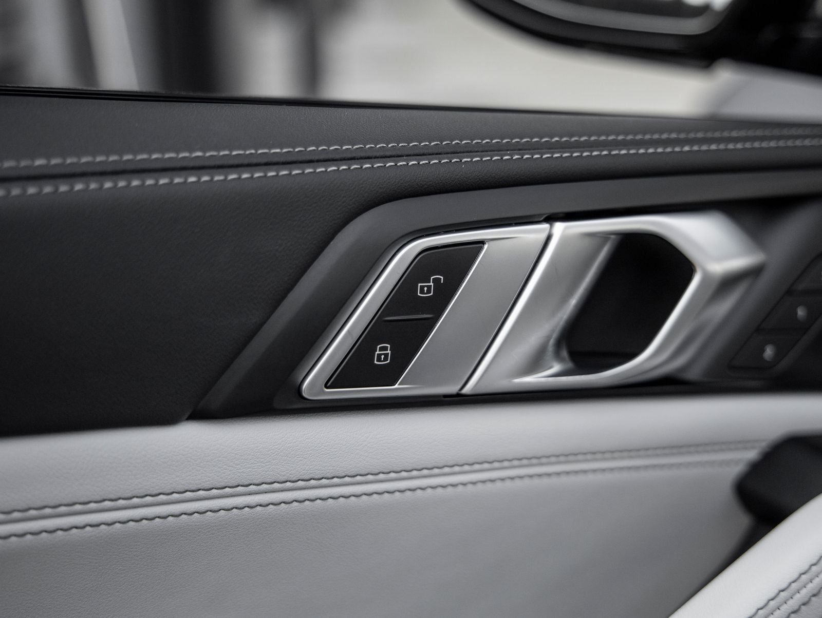 2025 BMW X6 xDrive40i