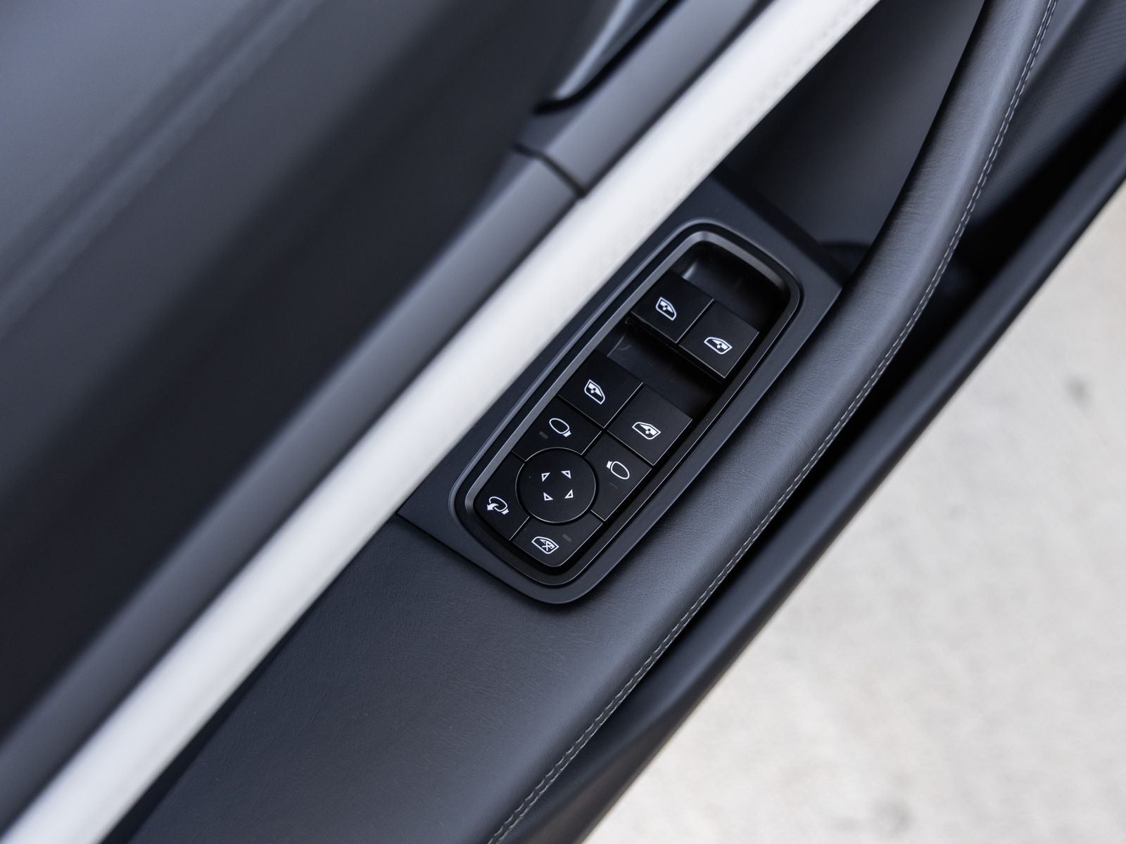 2026 Porsche Taycan 4 Black Edition