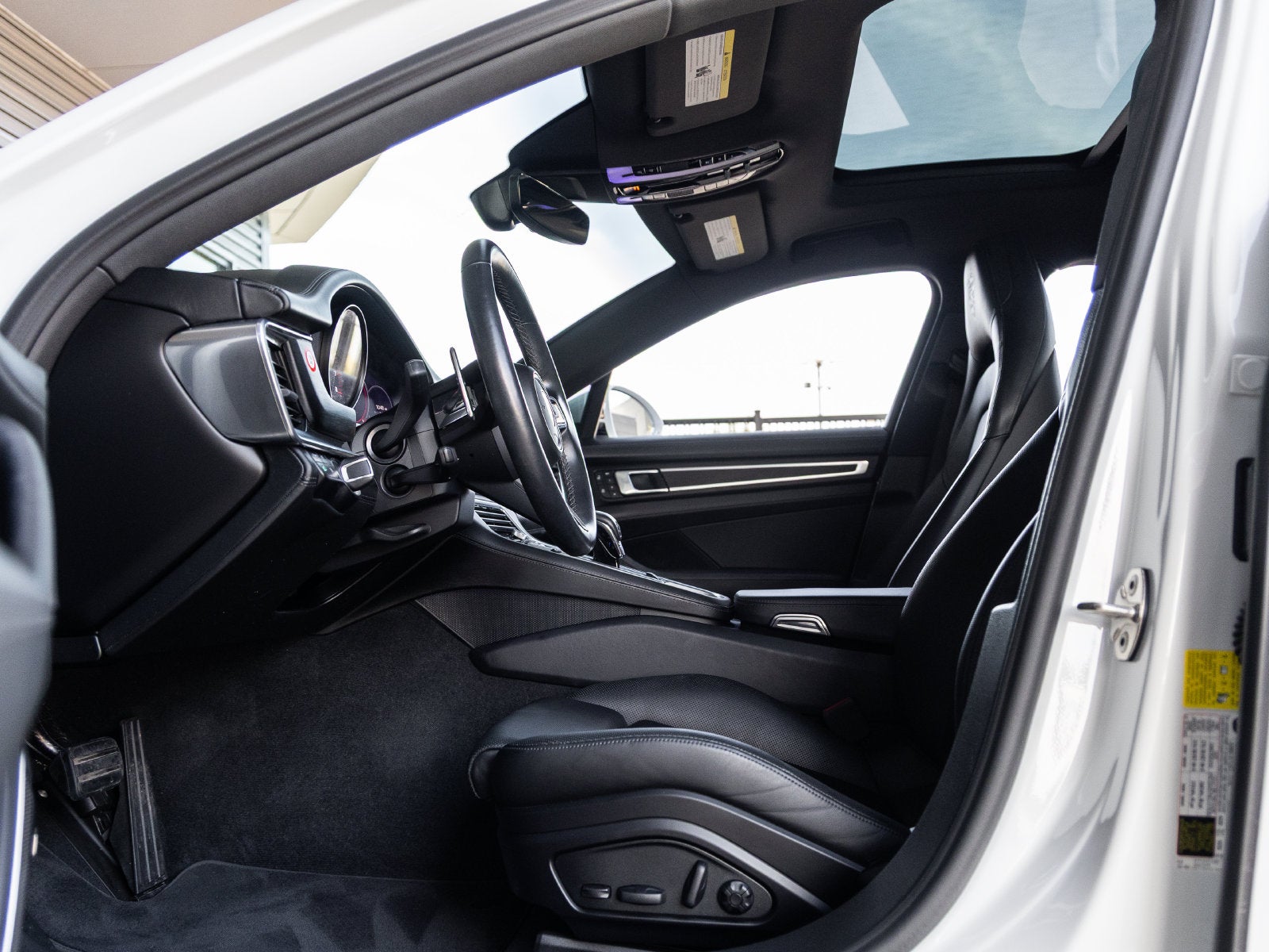 2023 Porsche Panamera 4 Platinum Edition