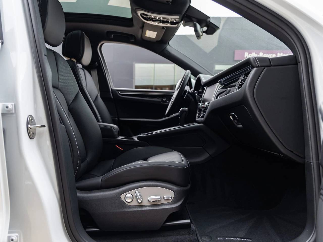 2026 Porsche Macan AWD