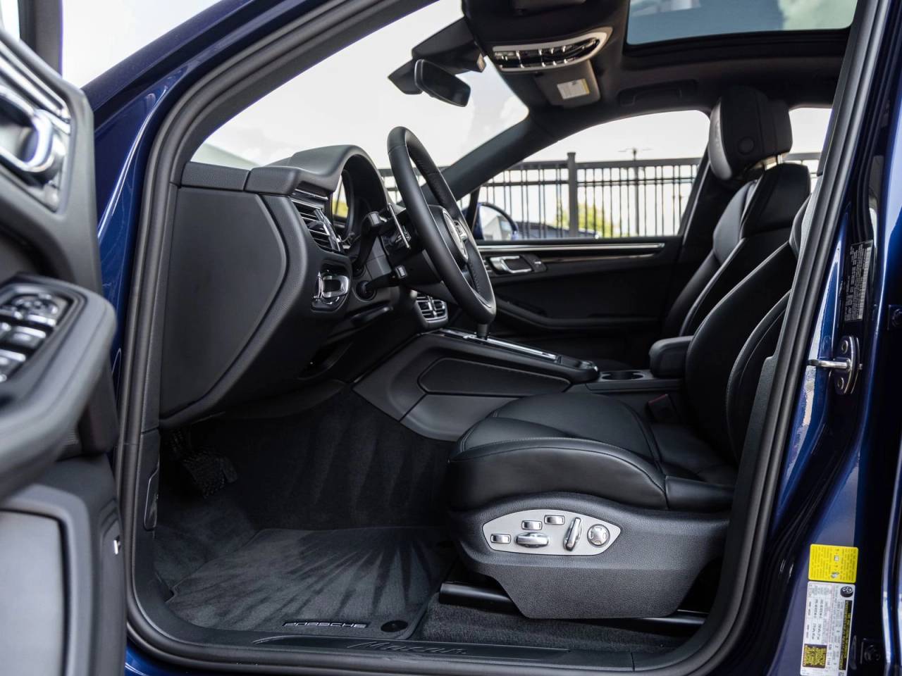 2025 Porsche Macan AWD