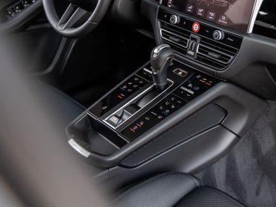 2026 Porsche Macan AWD