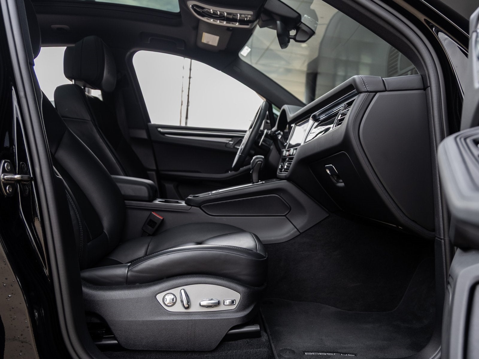 2023 Porsche Macan Macan T (MY23)