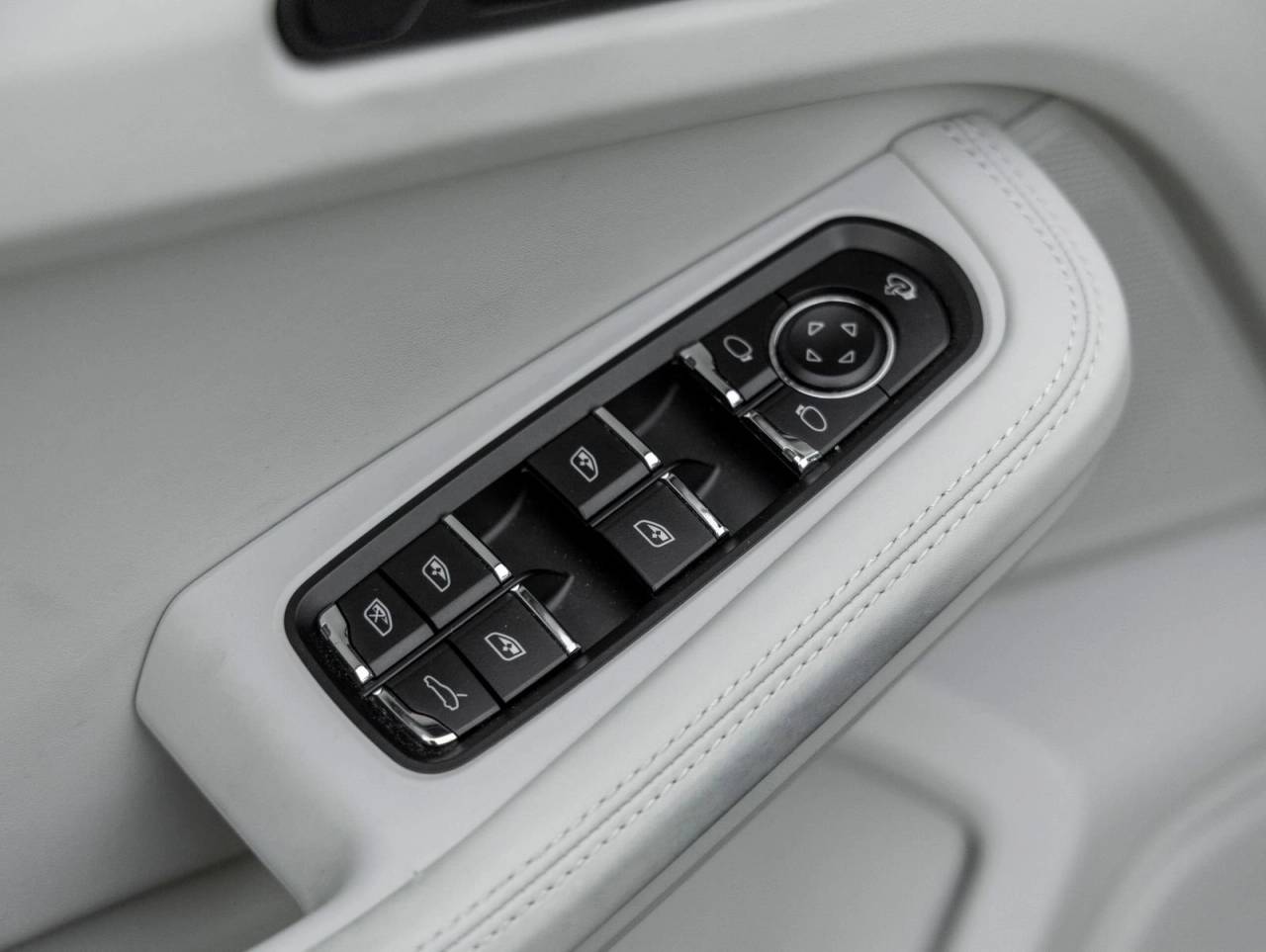 2023 Porsche Macan Macan (MY23)