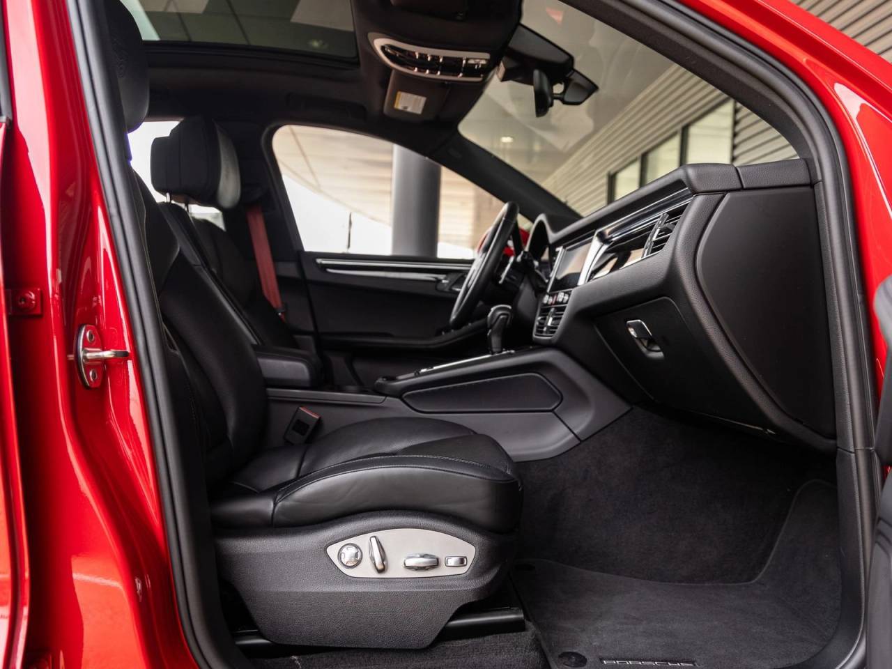 2023 Porsche Macan AWD