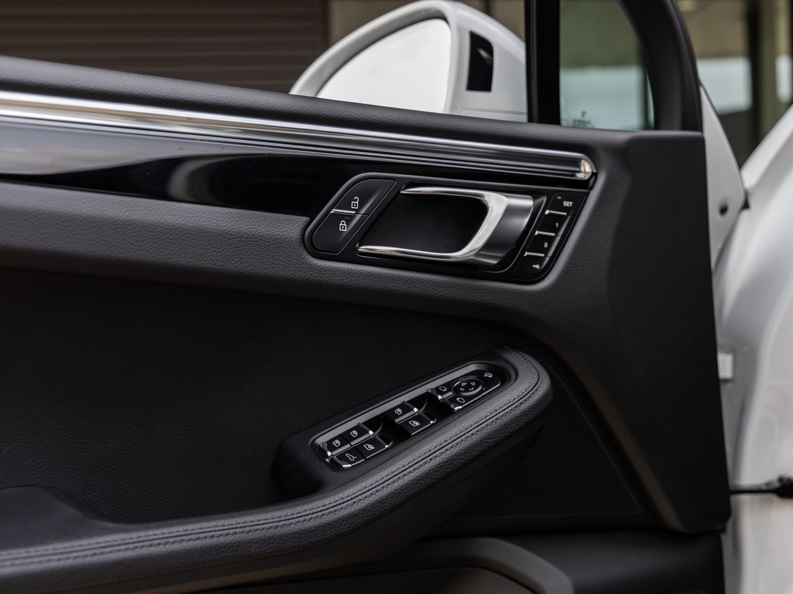 2025 Porsche Macan AWD