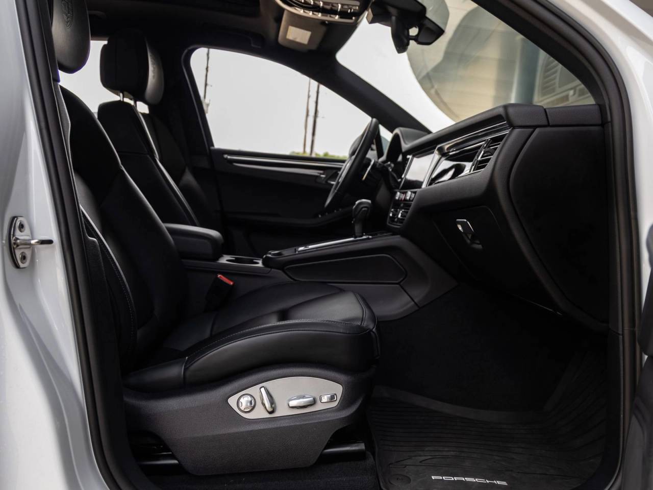 2025 Porsche Macan AWD