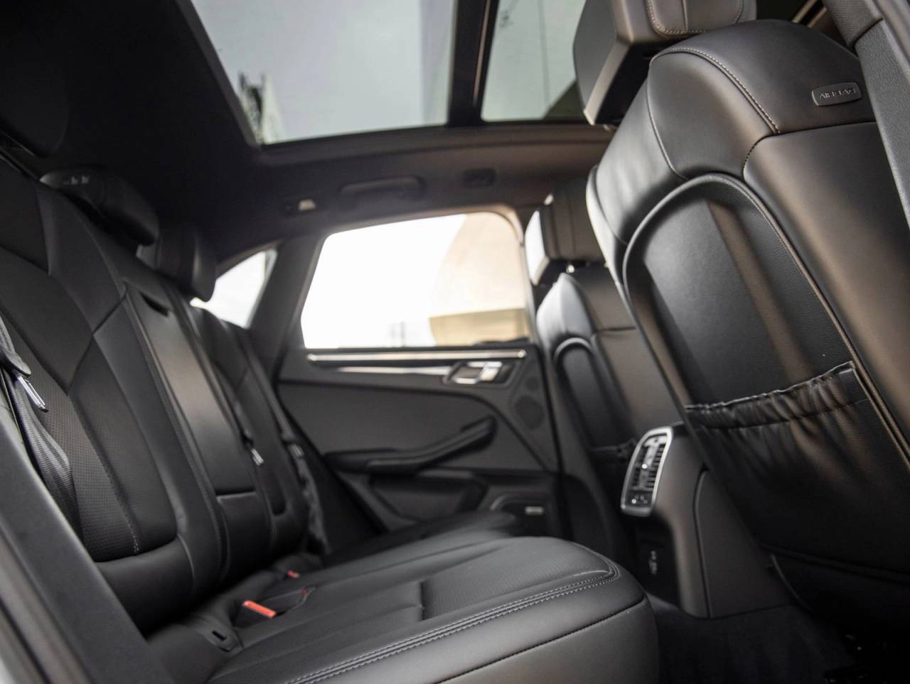 2026 Porsche Macan AWD