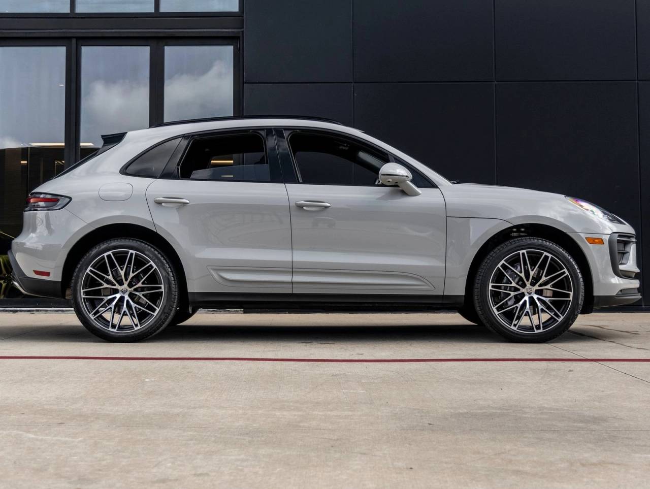 2025 Porsche Macan AWD