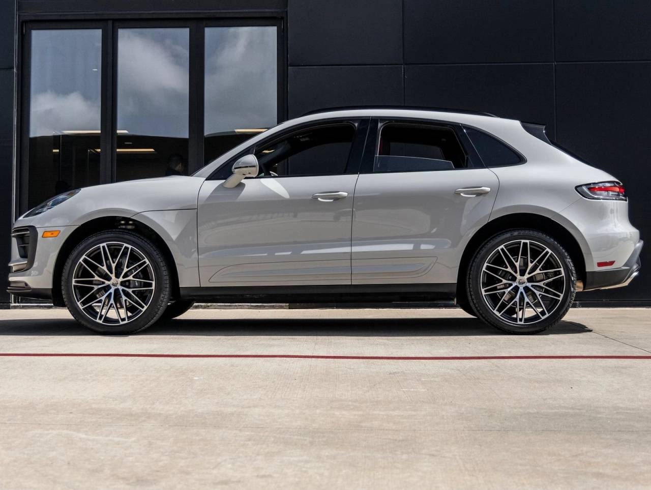 2025 Porsche Macan AWD