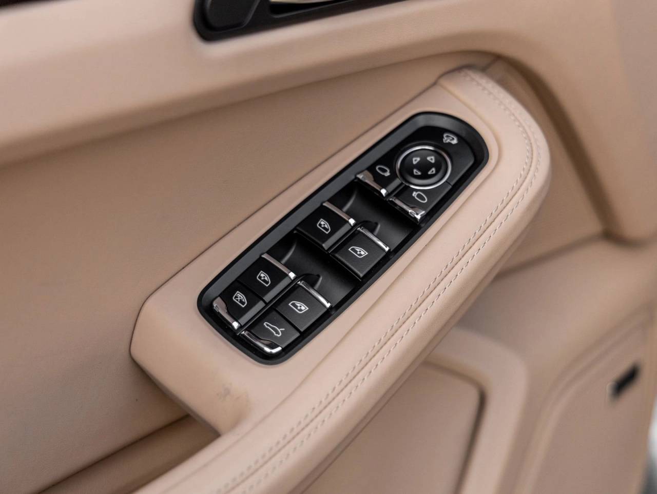 2025 Porsche Macan AWD