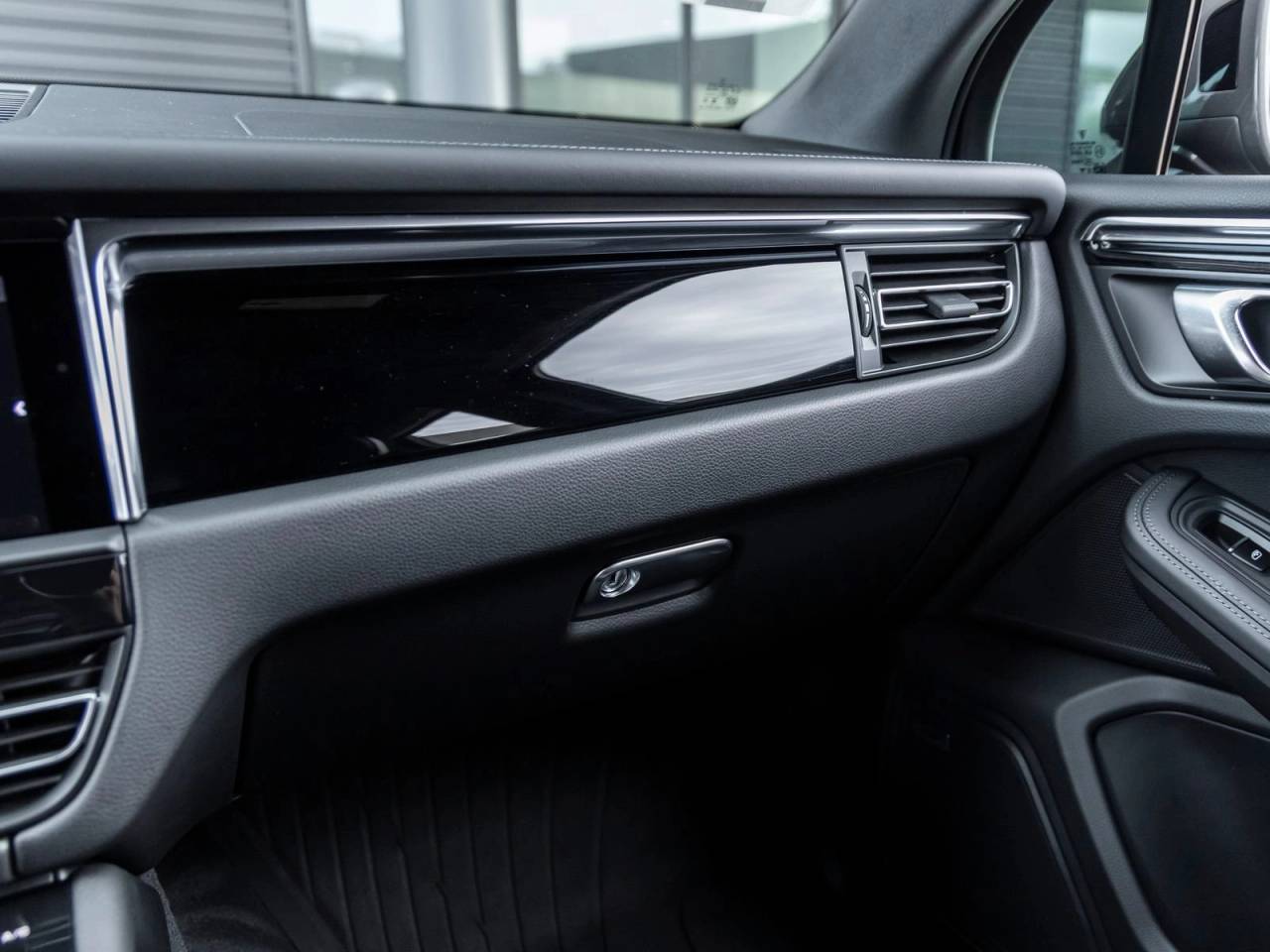 2025 Porsche Macan Macan T