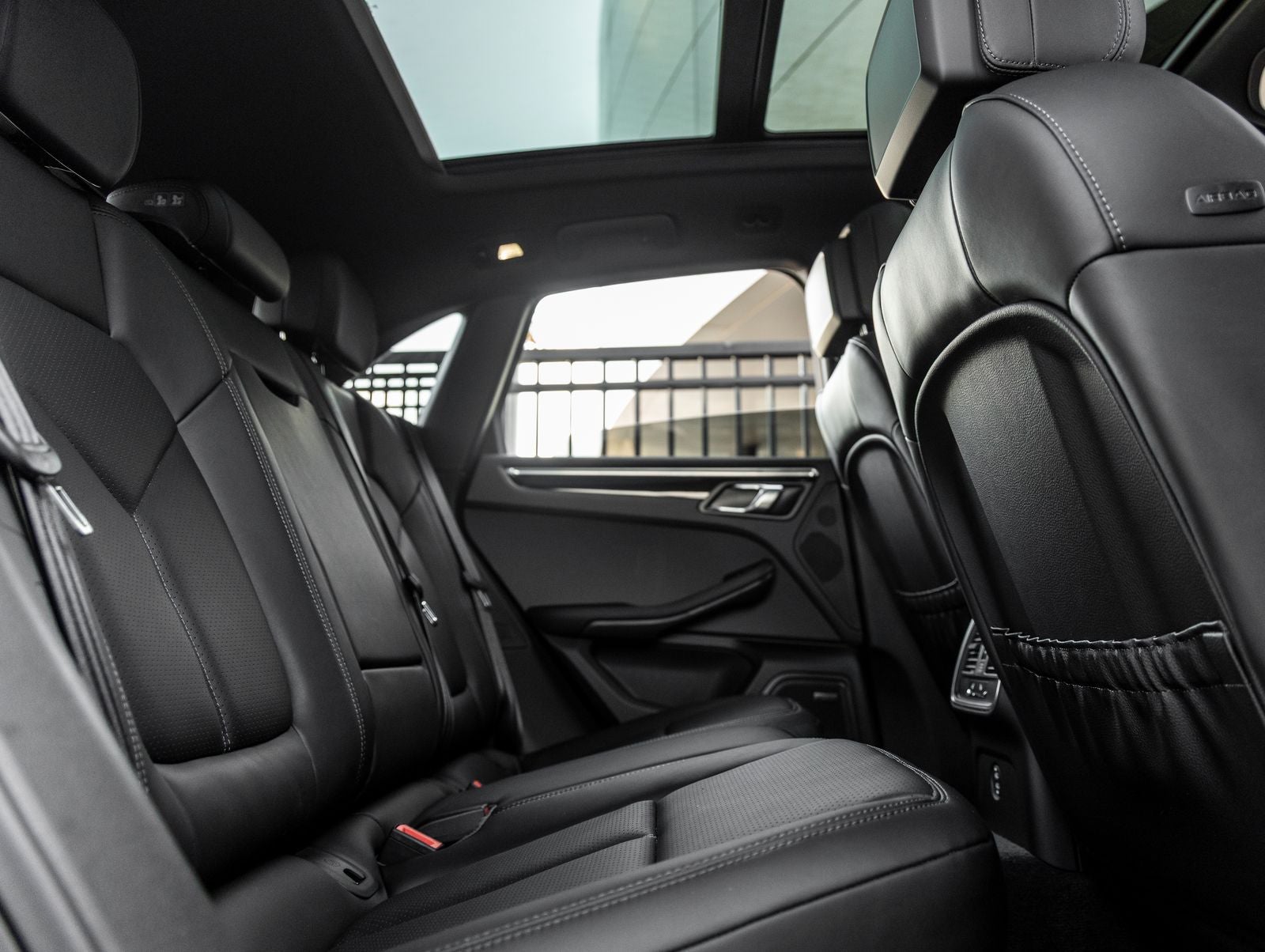 2025 Porsche Macan AWD