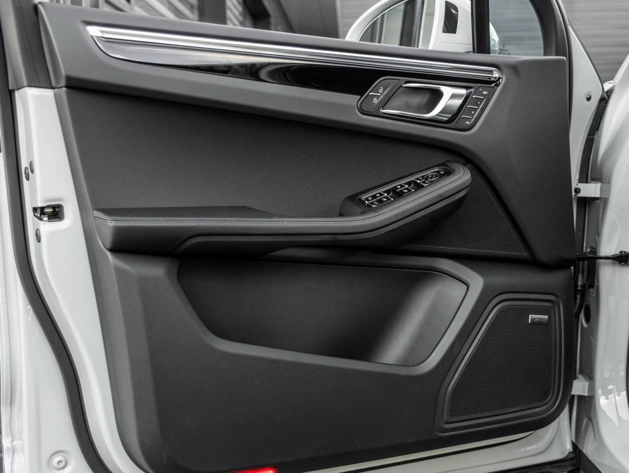 2025 Porsche Macan AWD