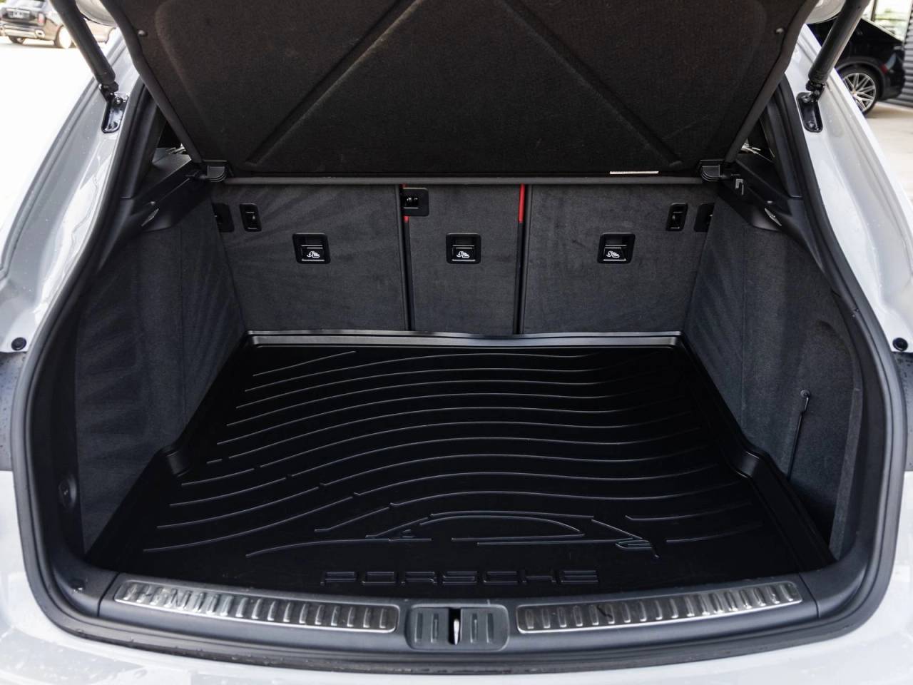 2023 Porsche Macan AWD