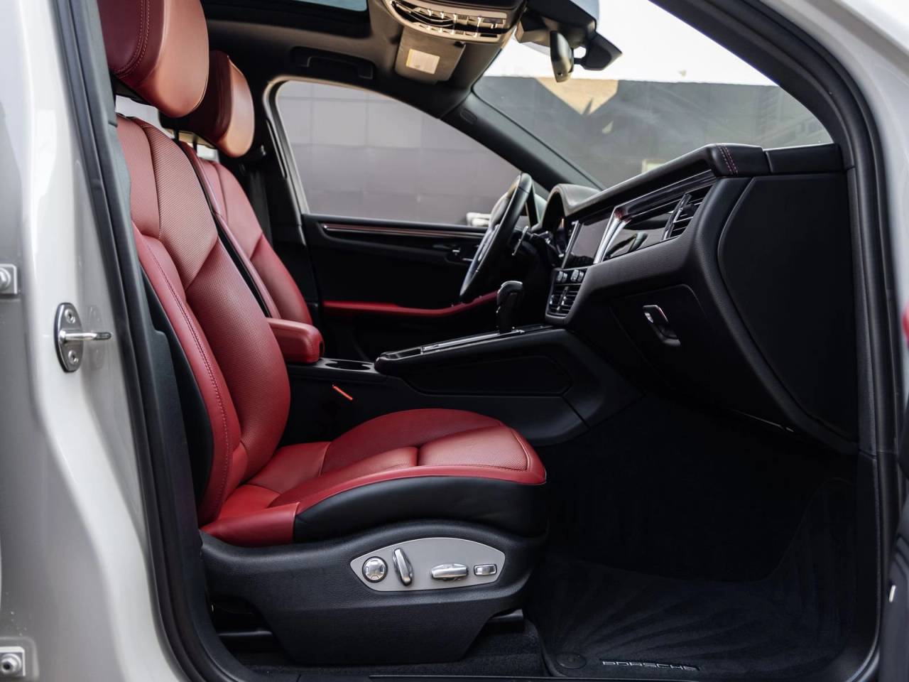 2023 Porsche Macan AWD