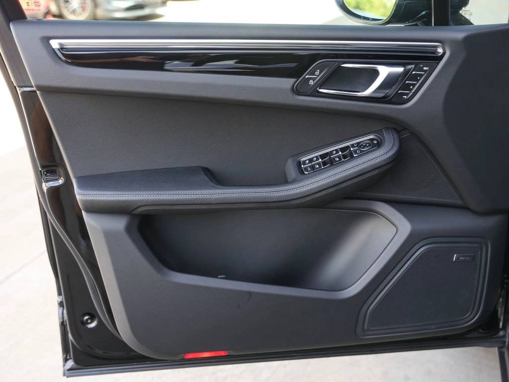 2025 Porsche Macan AWD