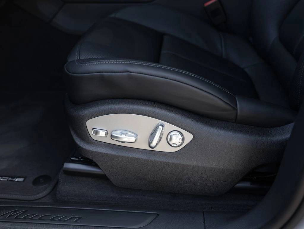 2025 Porsche Macan AWD
