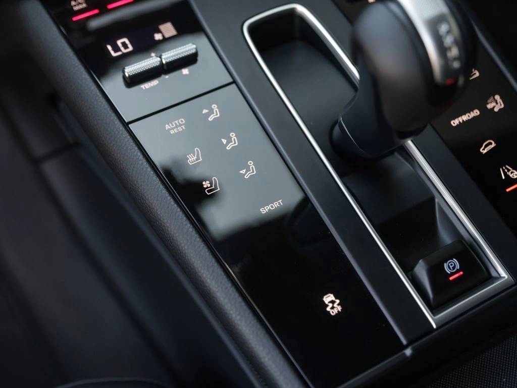 2025 Porsche Macan AWD