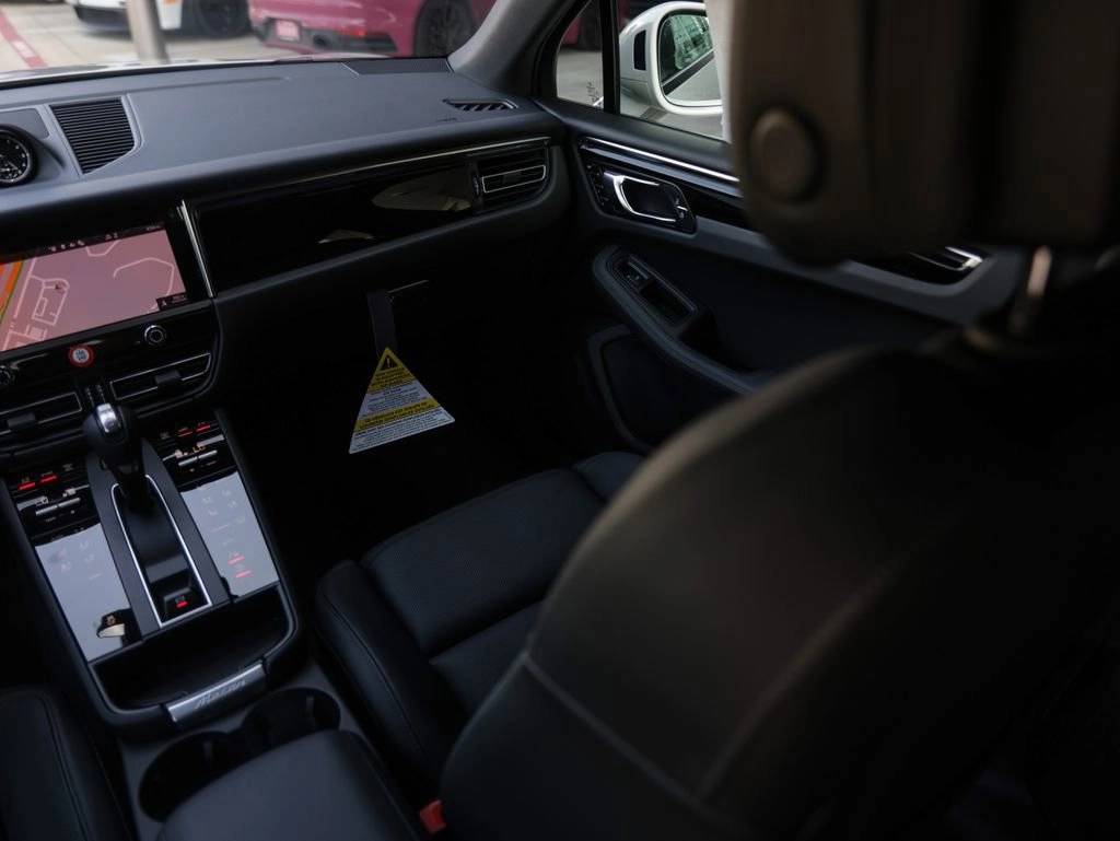 2025 Porsche Macan AWD