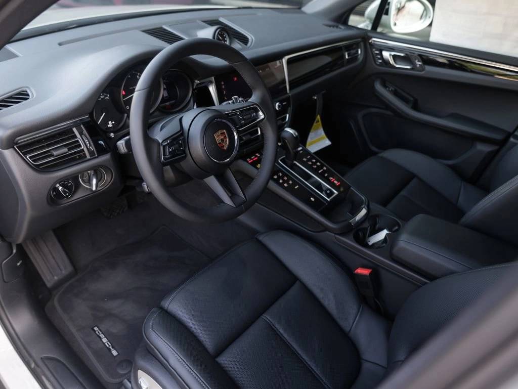 2025 Porsche Macan AWD
